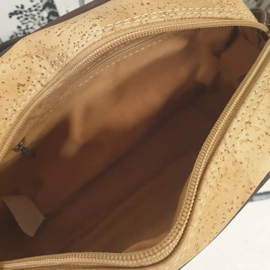 Intérieur du sac bandoulière en liège avec poche zippée