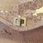 Zoom sur petite marque sur accroche du sac en liège