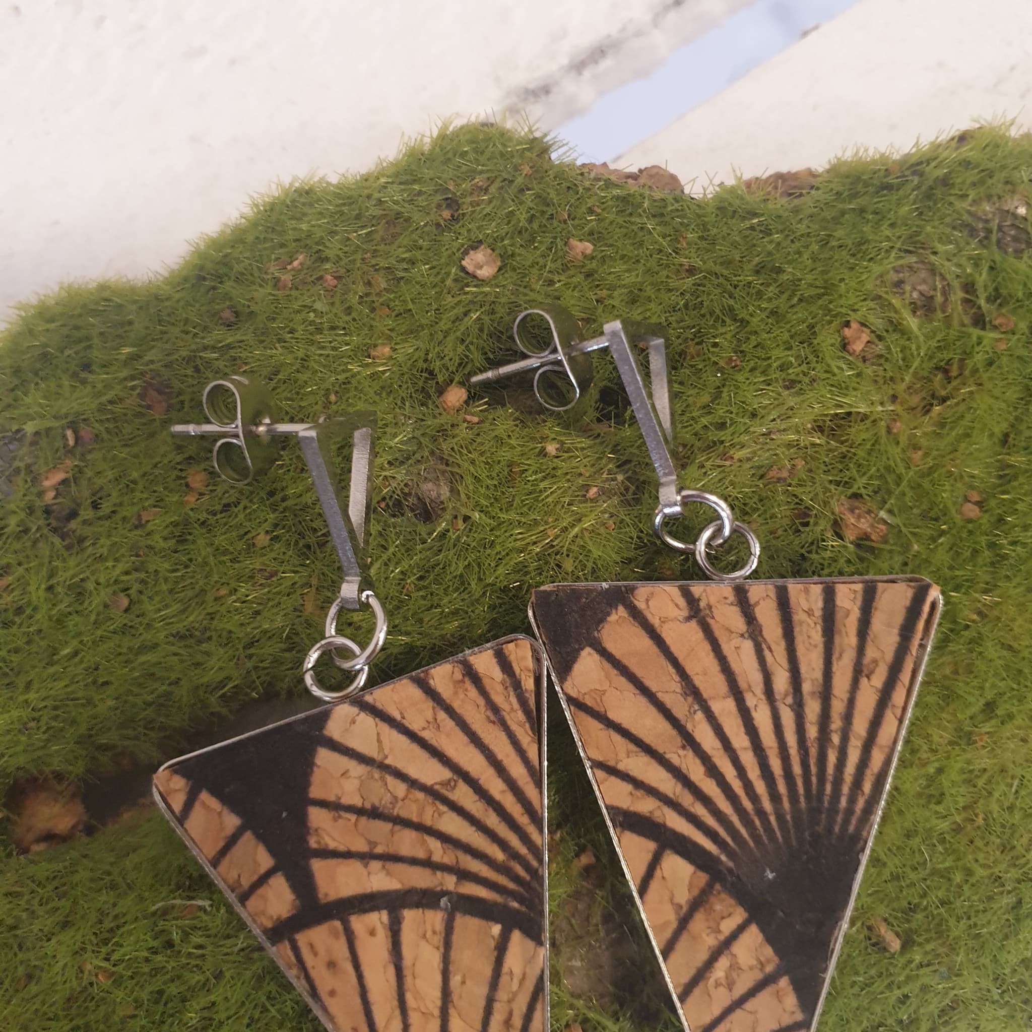 Zoom accroche boucles d'oreilles liège et métal Naya