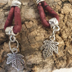 détail boucles d'oreilles sur liege et la feuille en metal natura