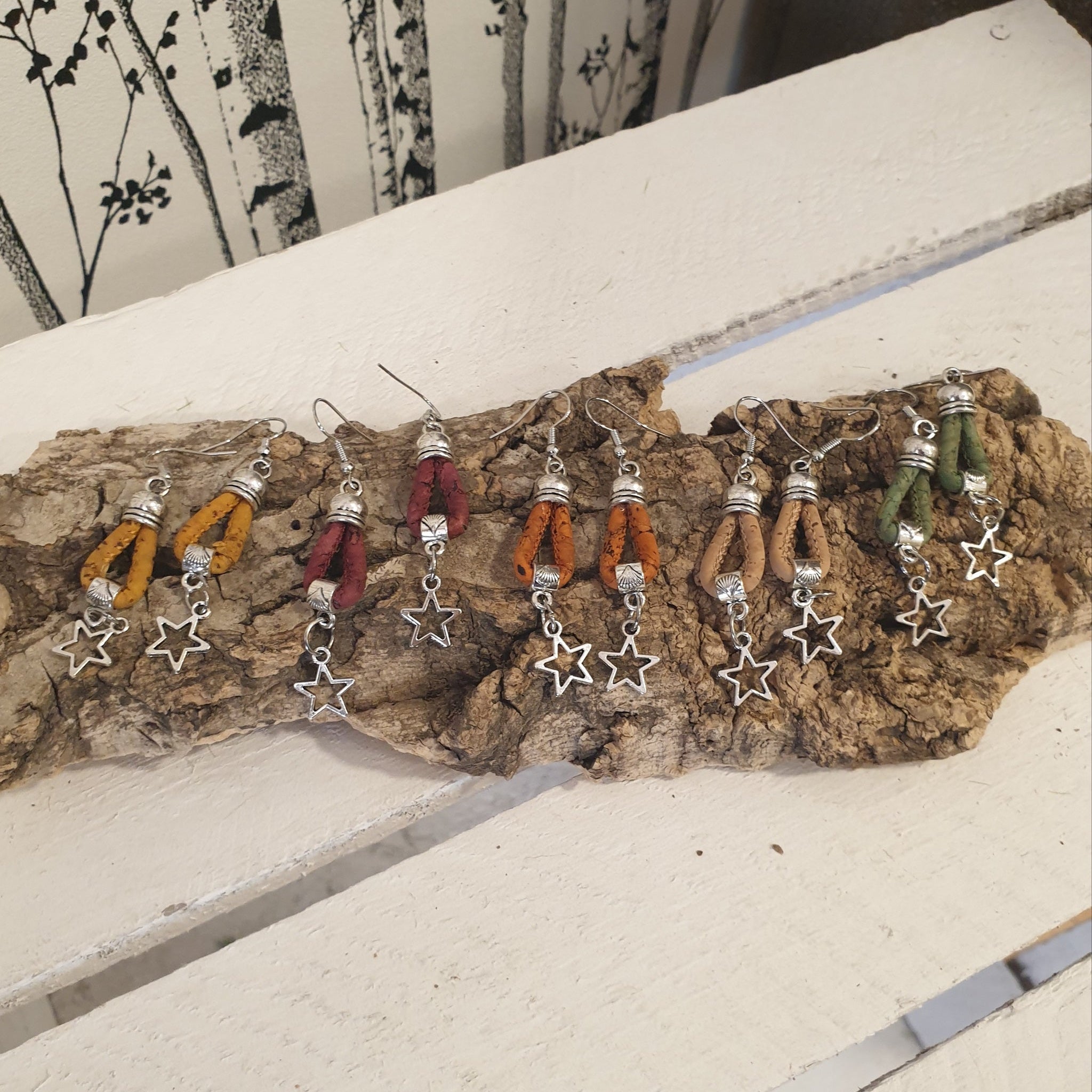 Boucles d'oreilles en liege coloré avec une étoile idéal pour tous les jous