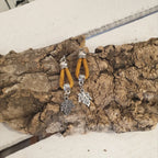 Boucles d'oreilles en liège jaune narura vue de haut