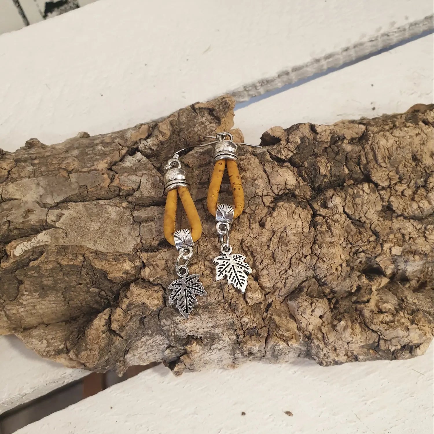 Boucles d'oreilles en liège jaune narura vue de haut