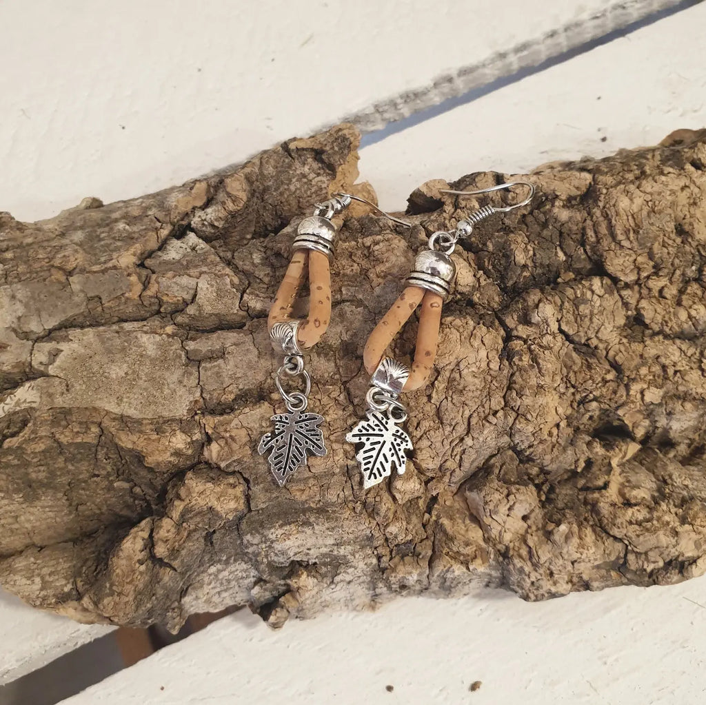 vue d'ensemble des boucles d'oreilles en liège coloris naturel avec une petite feuille comme breloque