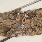 vue d'ensemble des boucles d'oreilles en liège coloris naturel avec une petite feuille comme breloque