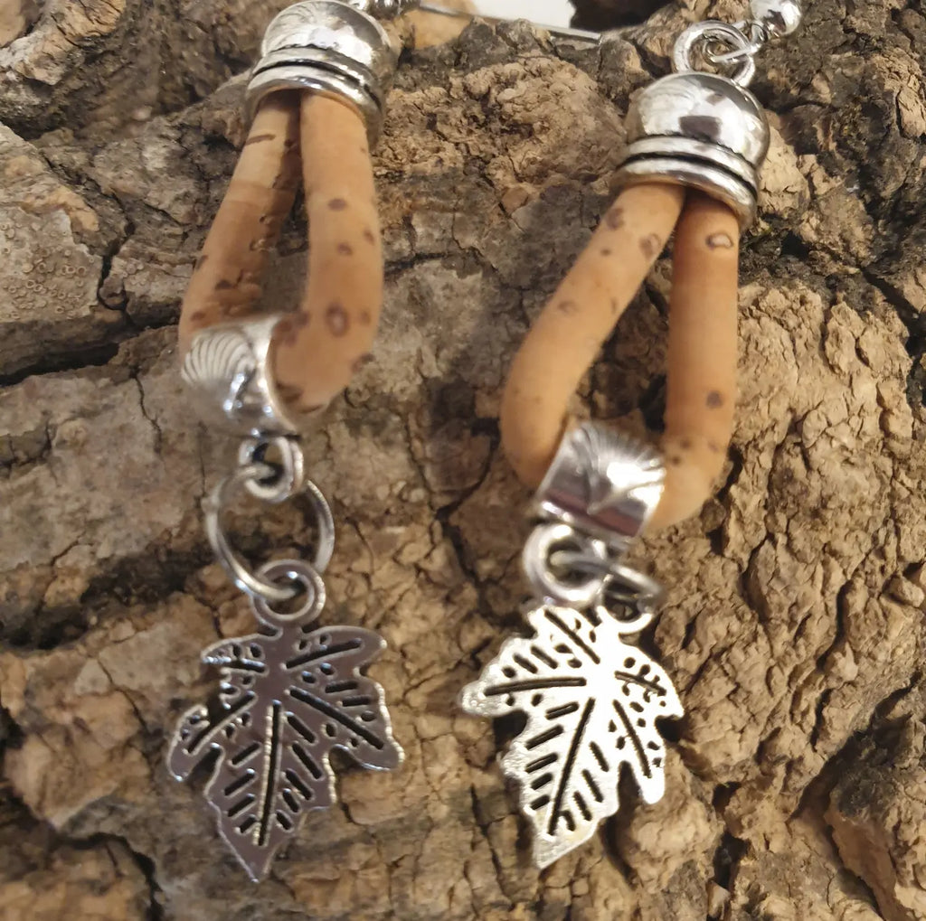 zoom sur boucles d'oreilles en liège natura coloris naturel avec feuille comme breloque