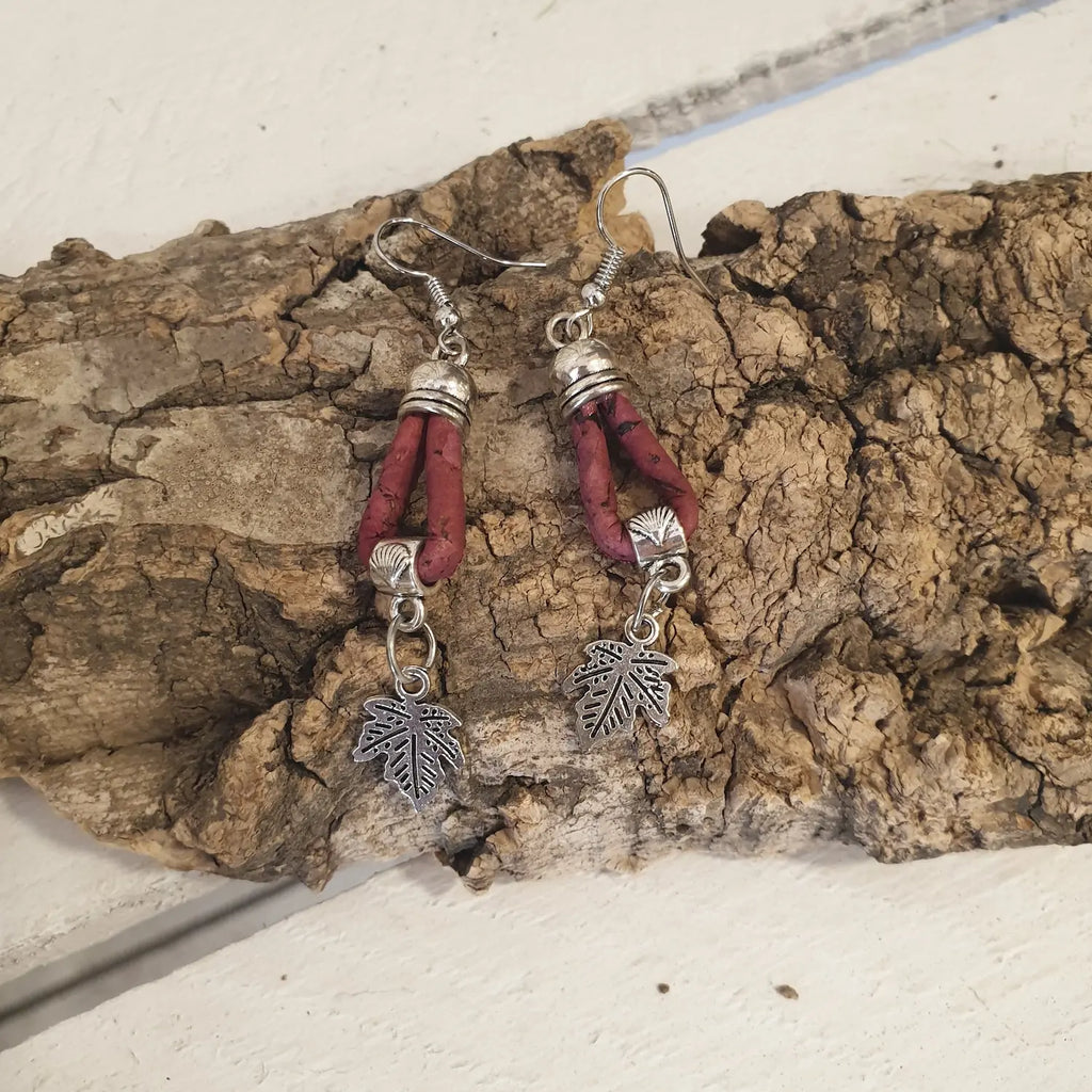 Boucles d’oreilles en liège Natura bordeaux avec une feuille en métal comme breloque