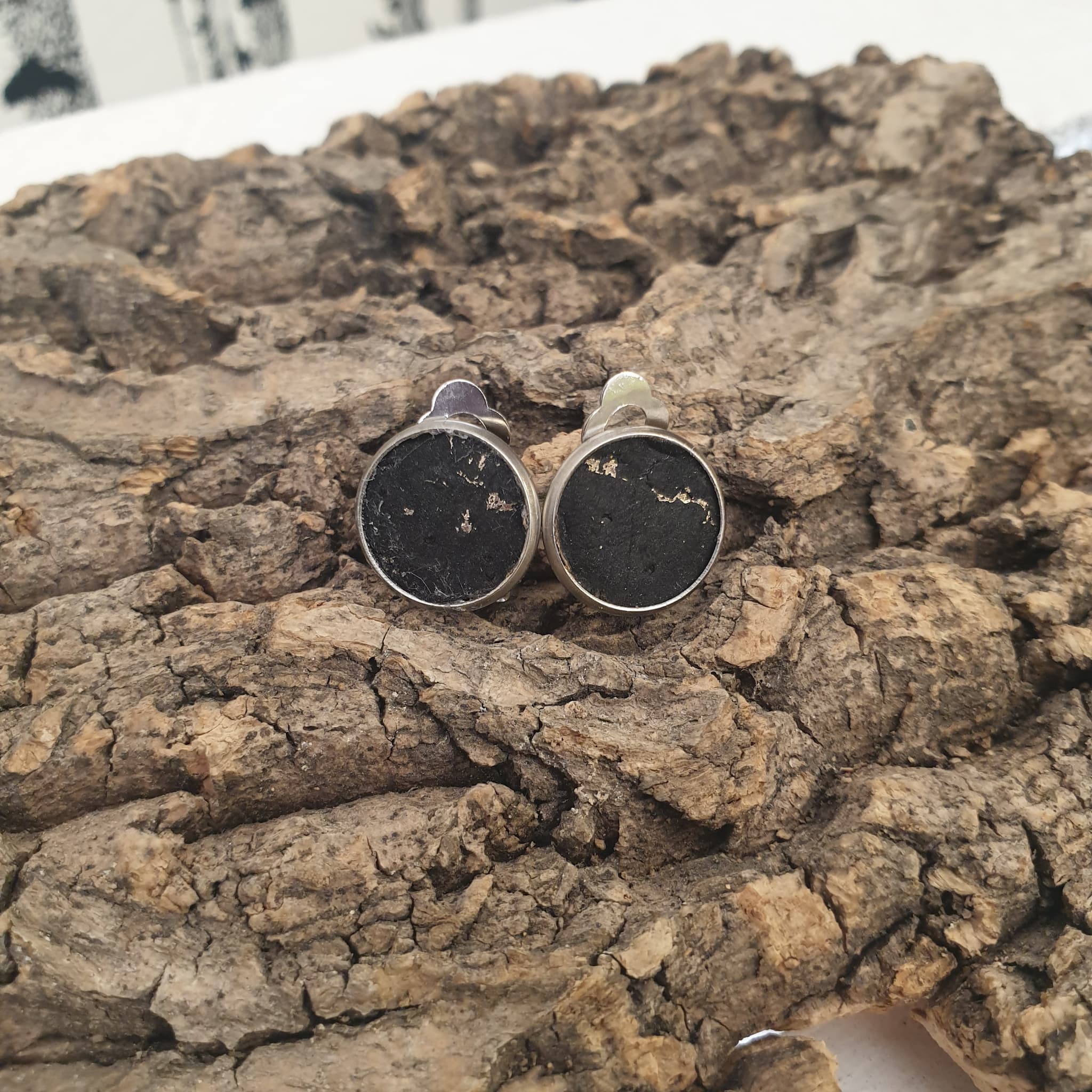 Boucles d'oreilles clip - noir doré - vue de devant 