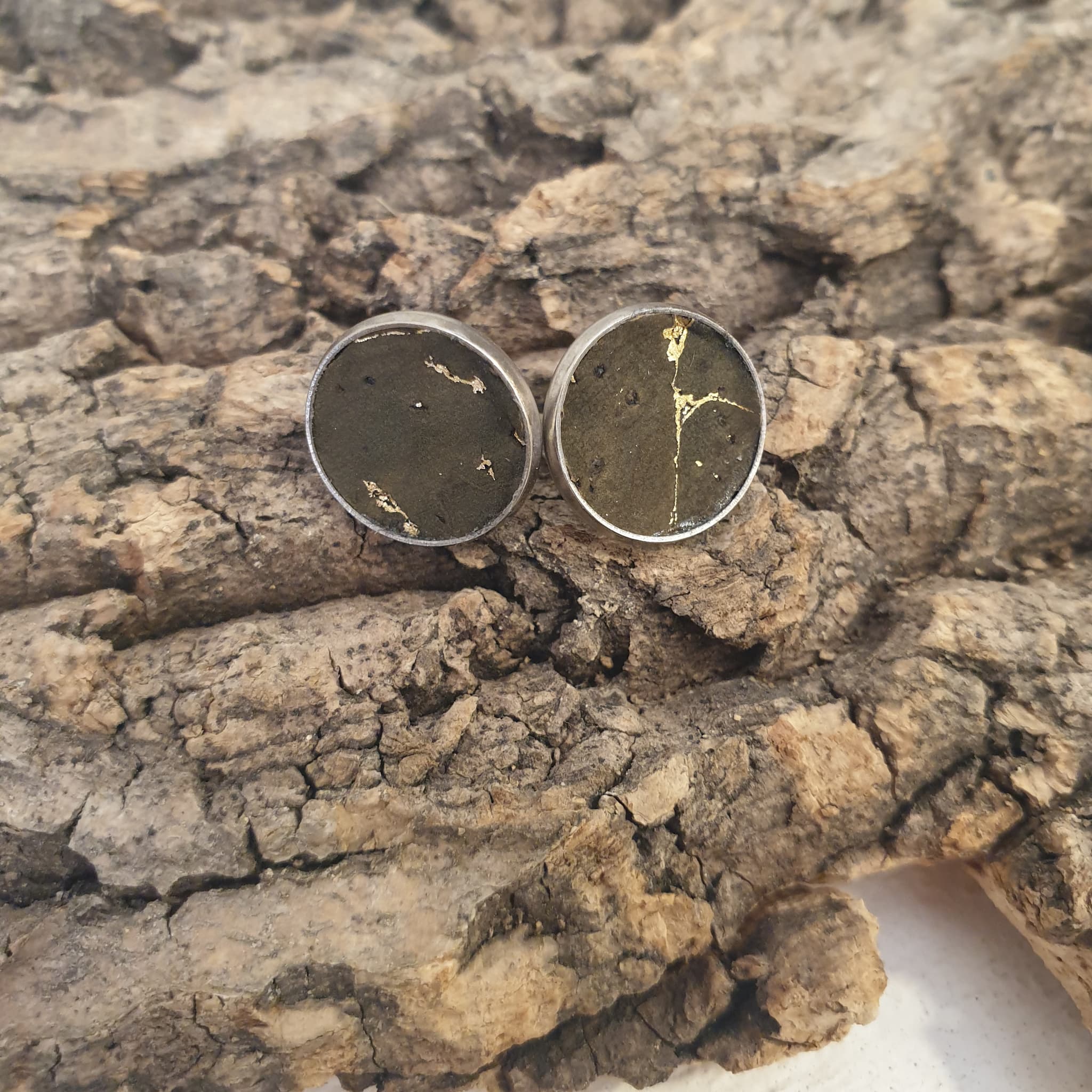 Boucles d'oreilles clou - kaki doré - artisanat alsace