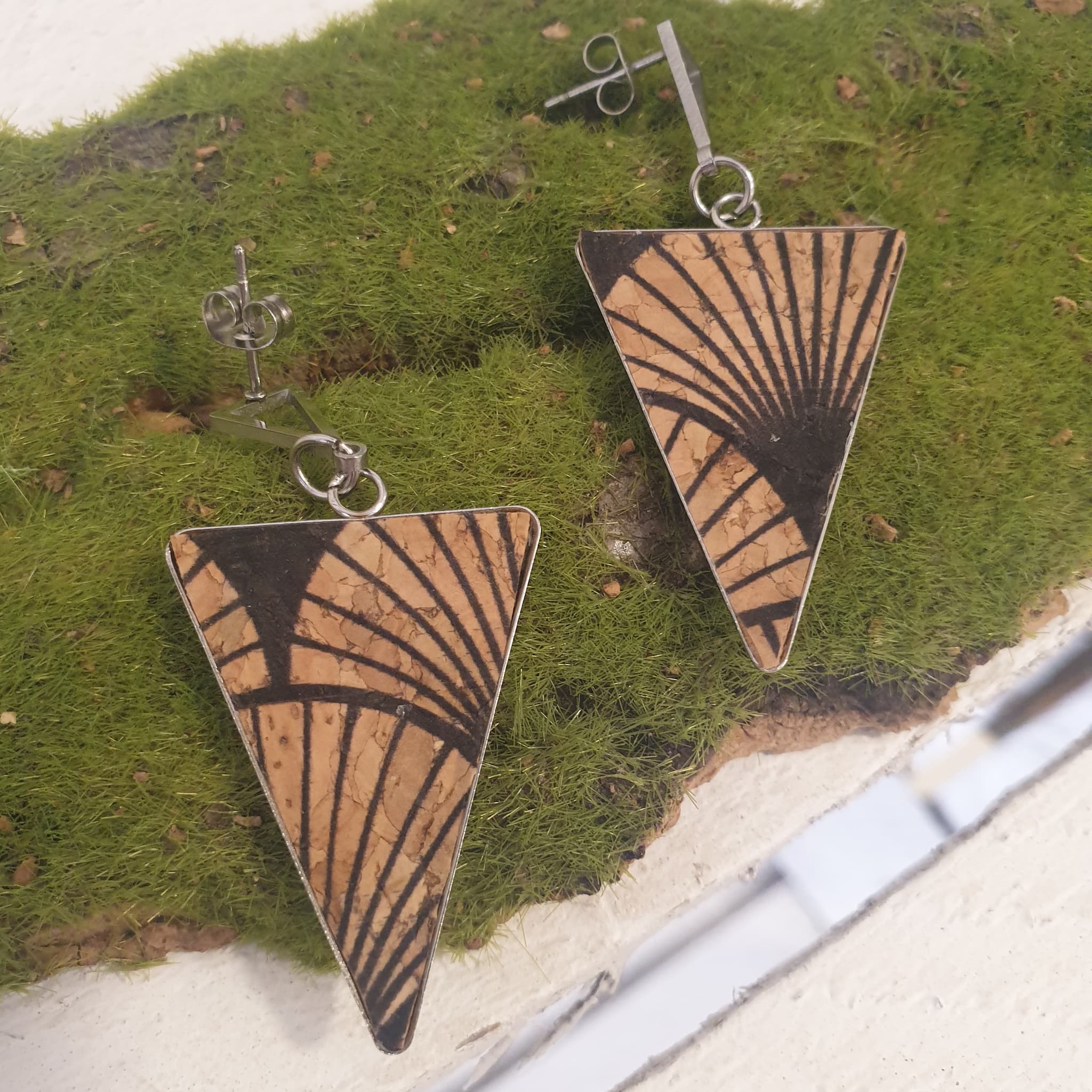 Zoom motif liège boucles d'oreilles - fait-main