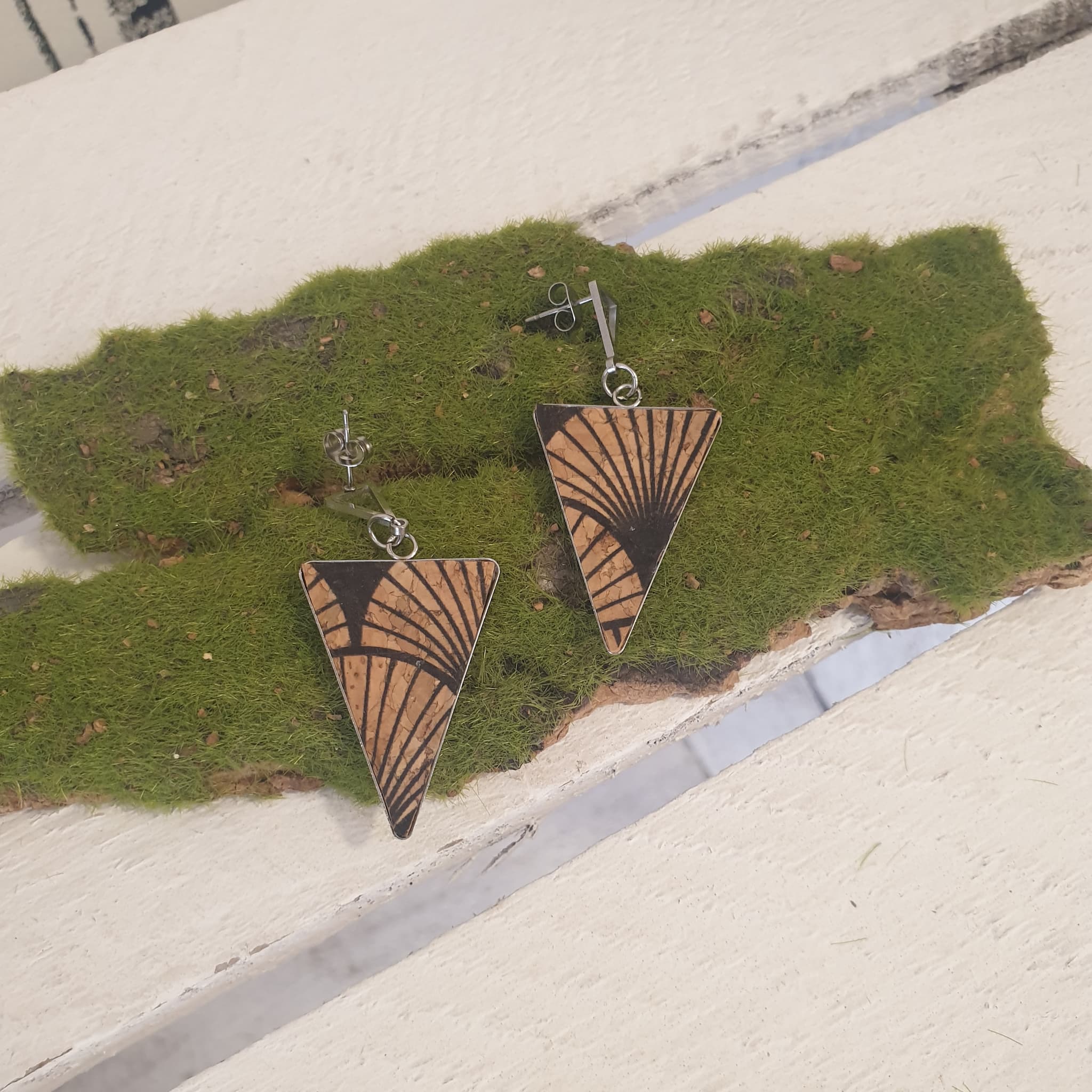 boucles d'oreilles liège et métal - made in alsace è vue de dessus