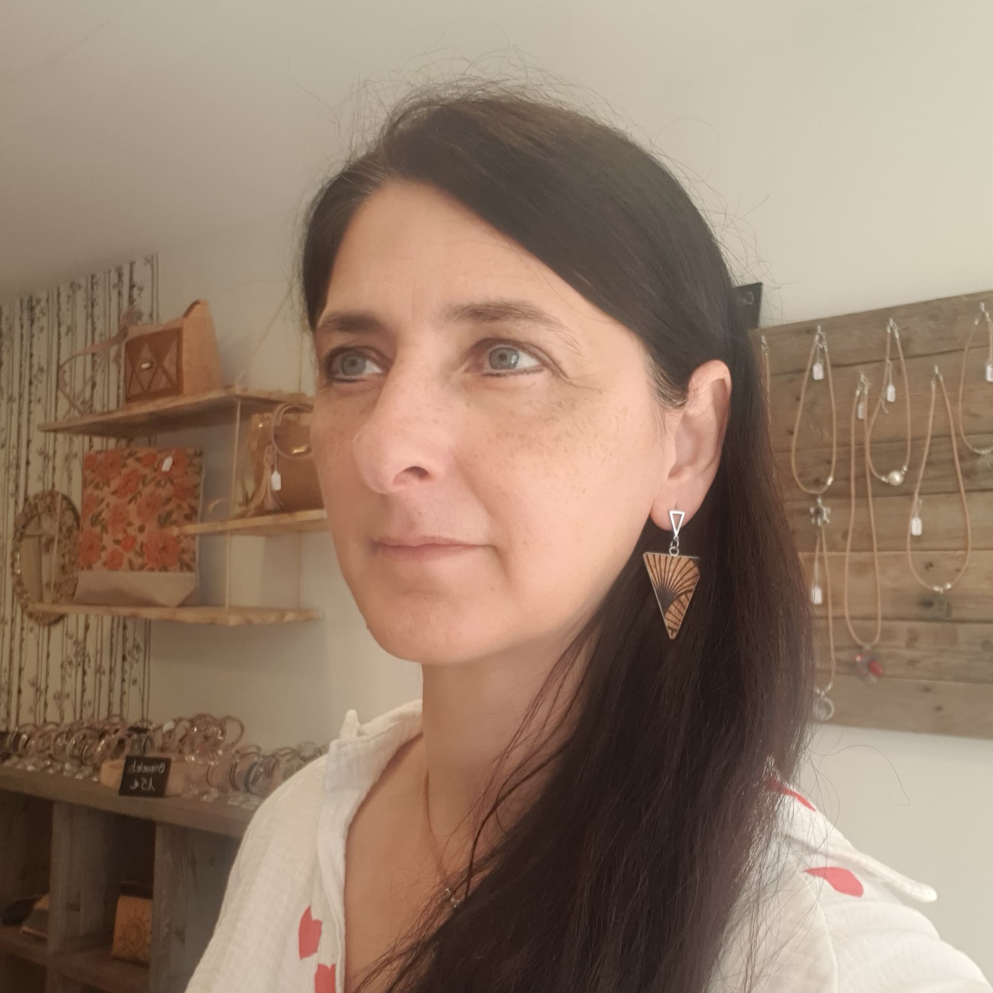 Boucles d'oreilles triangle - liège incrusté - vue portée