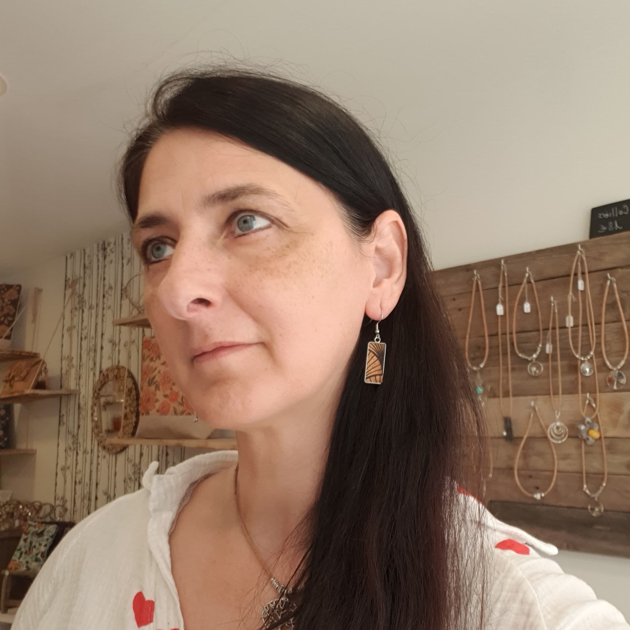 Boucles d'oreilles liège métal - fait-main - vue portée