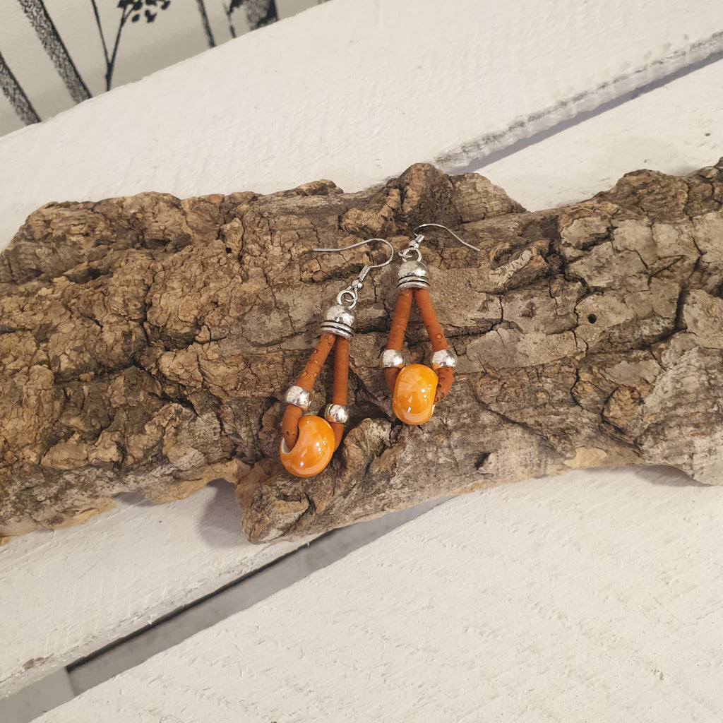 Boucles d'oreilles en liège orange et perles en céramique - vue de dessus