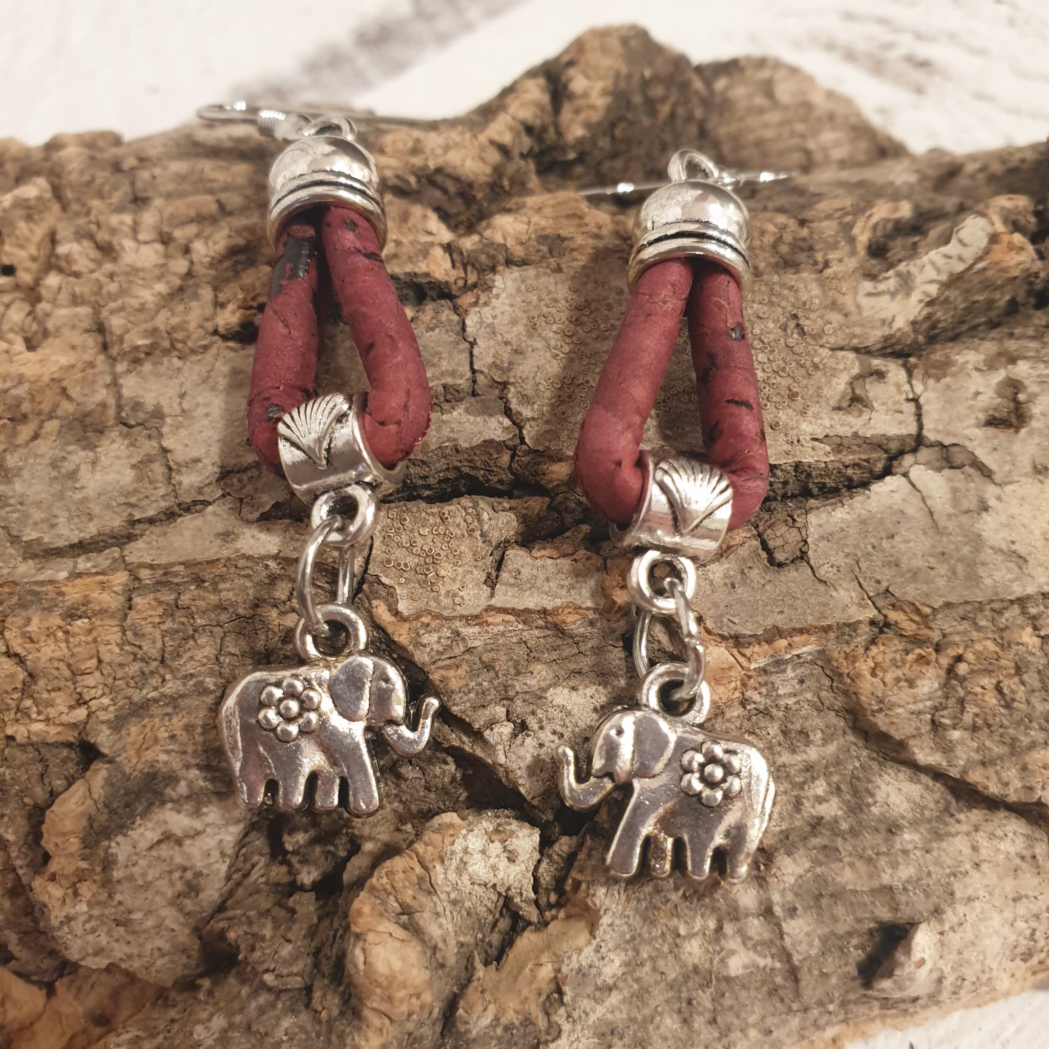 Détail des boucles d’oreilles  bordeaux en liège avec éléphant