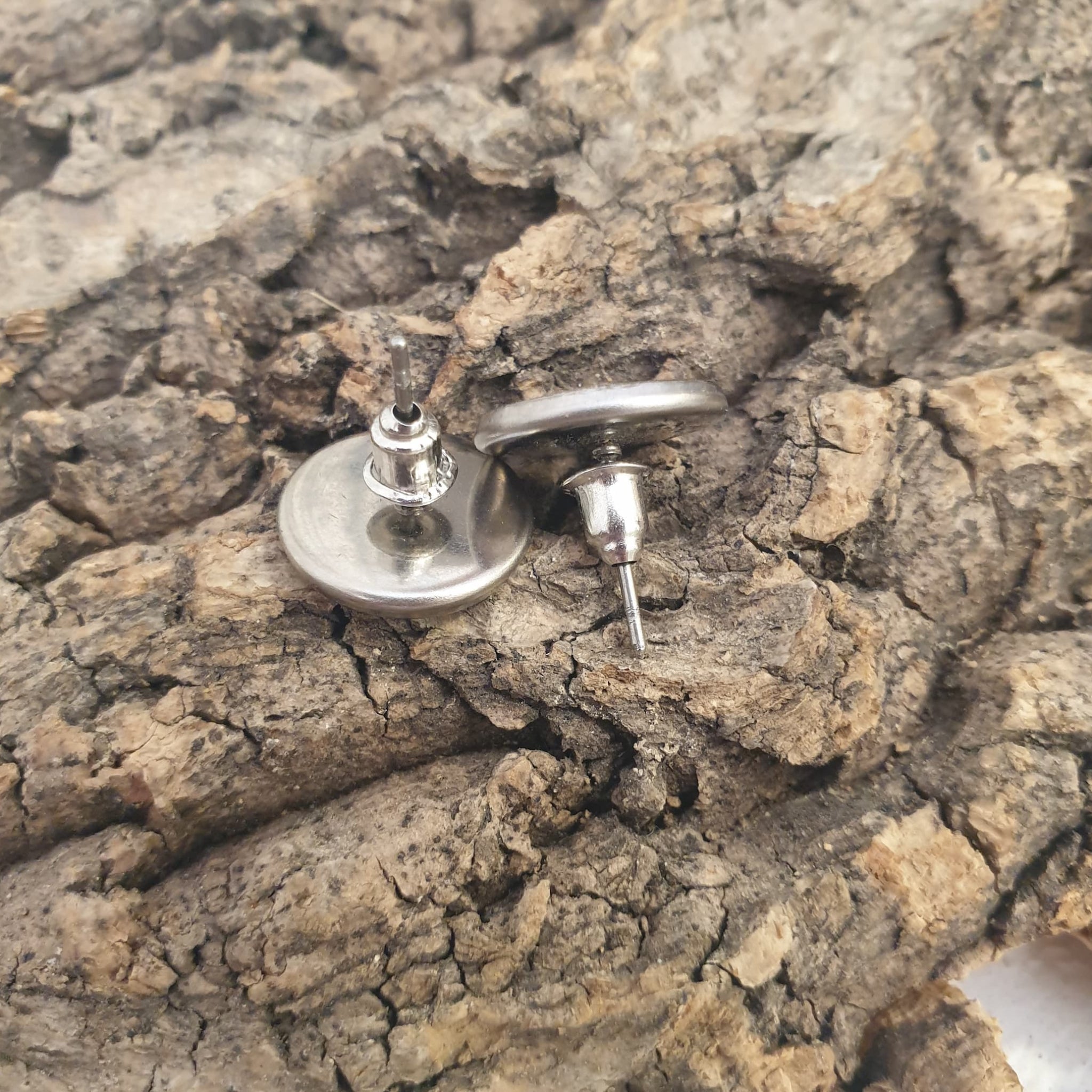 Boucles d'oreilles clou - vue de dessous