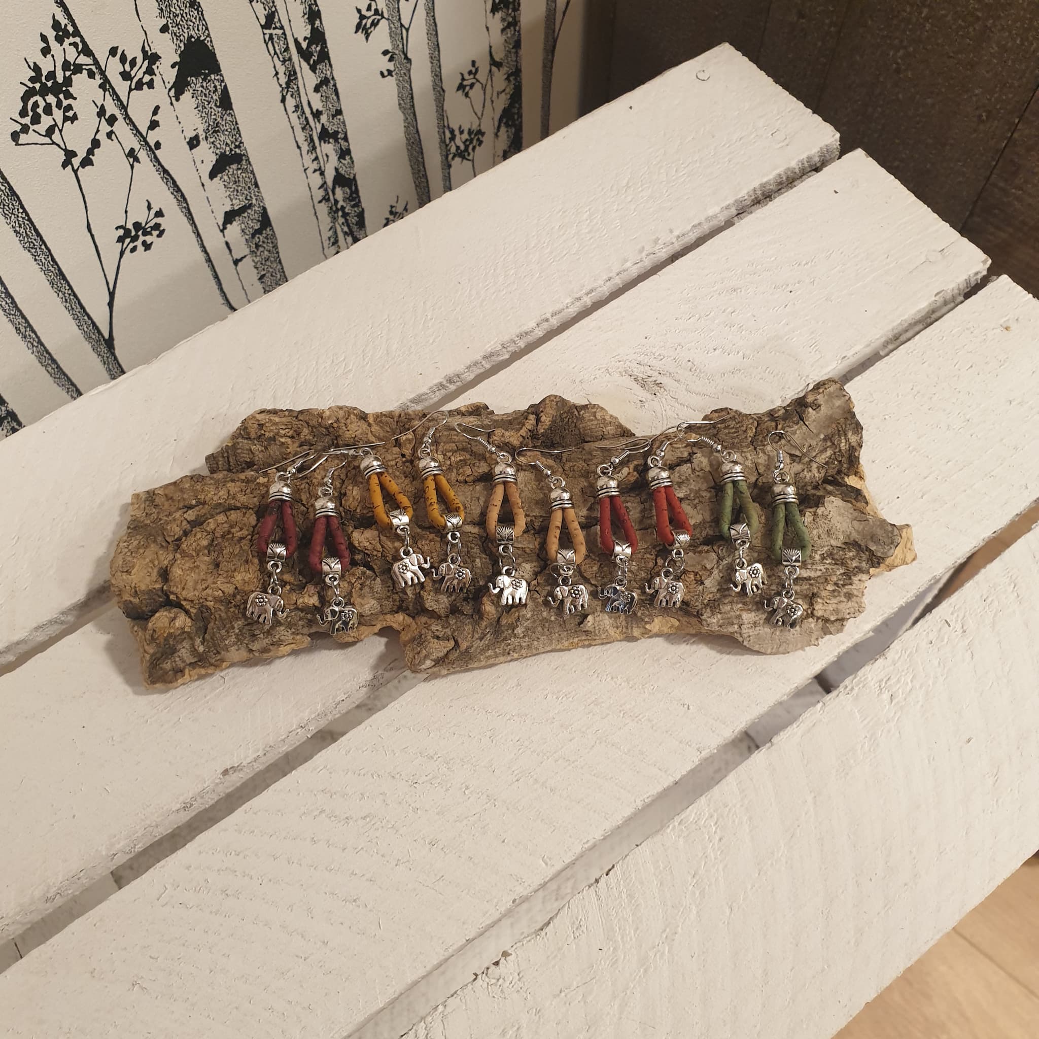 Boucles d’oreilles en liège éléphant Éléphina – légères et symboliques - vue d'ensemble