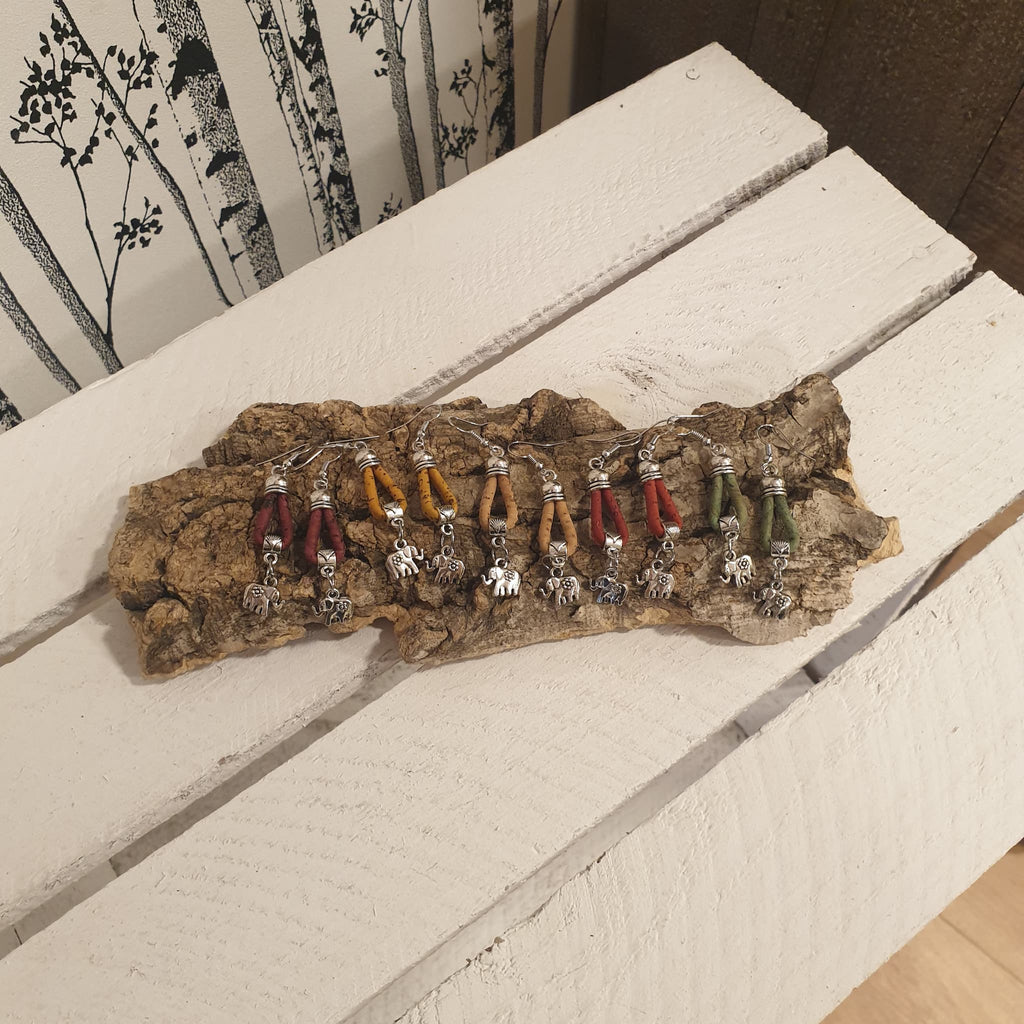 Boucles d’oreilles en liège éléphant Éléphina – légères et symboliques - vue d'ensemble