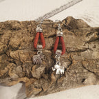 Détail des boucles d’oreilles  rouge en liège avec éléphant