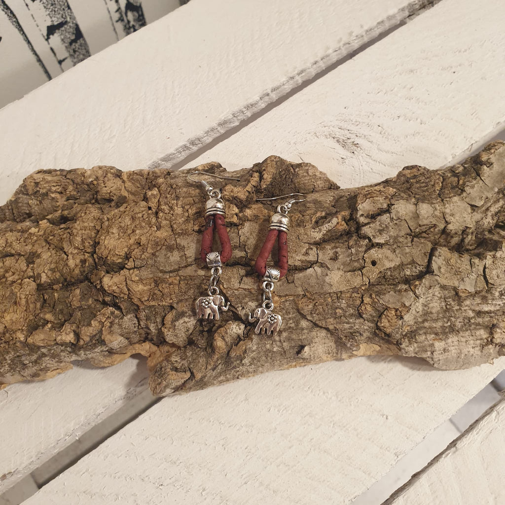 Boucles d’oreilles en liège  bordeaux Éléphina avec breloque éléphant