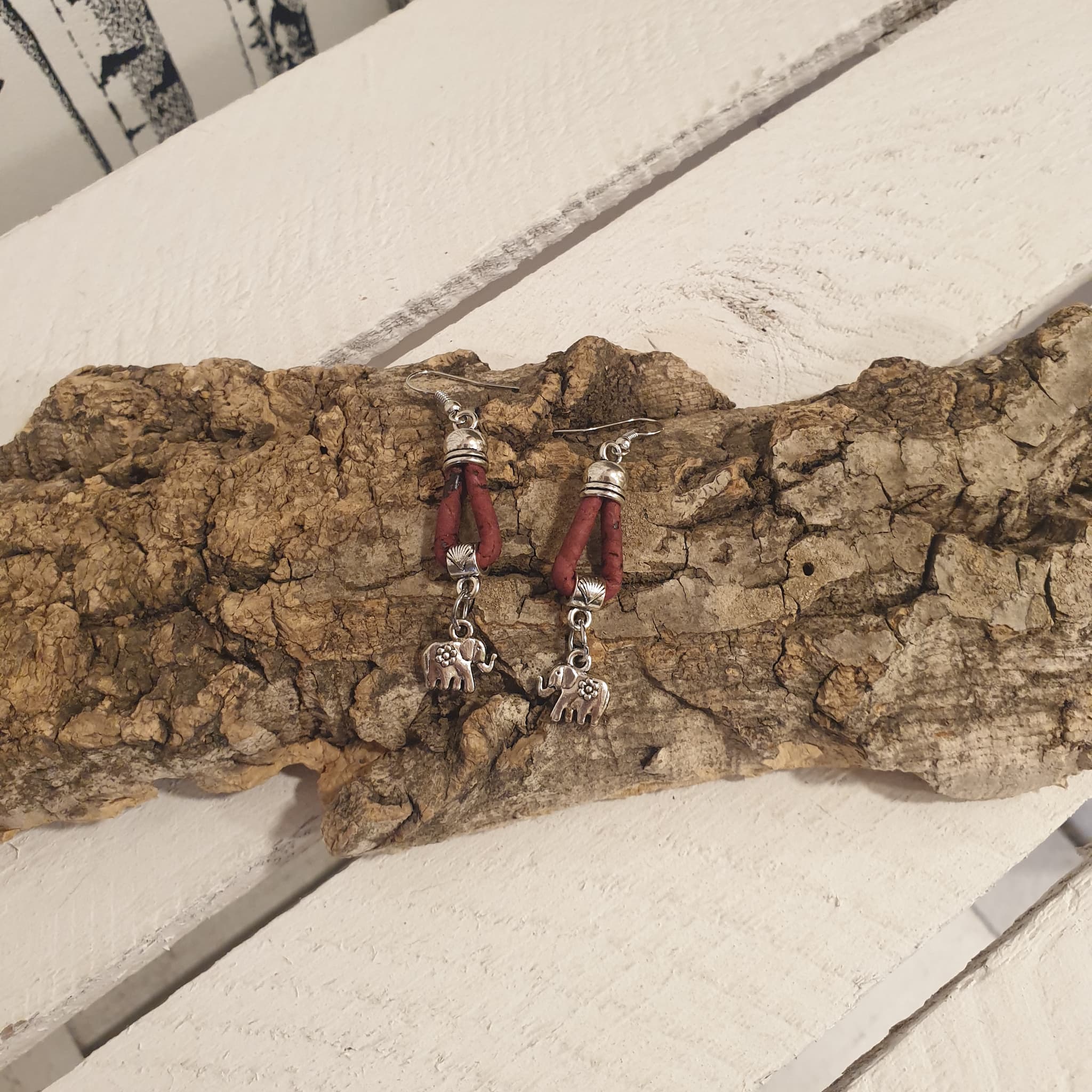 Boucles d’oreilles en liège  bordeaux Éléphina avec breloque éléphant
