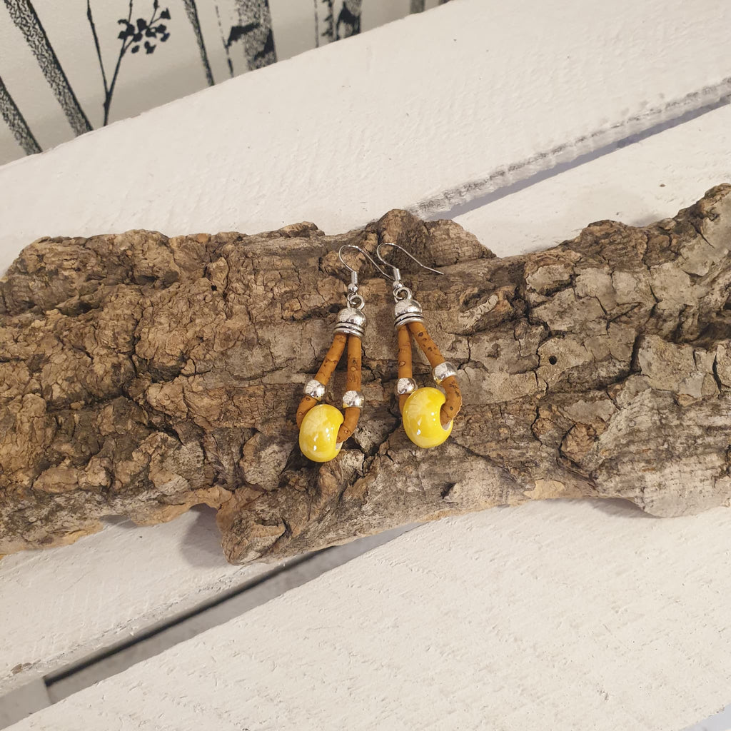 Boucles d'oreilles en liège jaune avec céramique jaune - vue d'ensemble