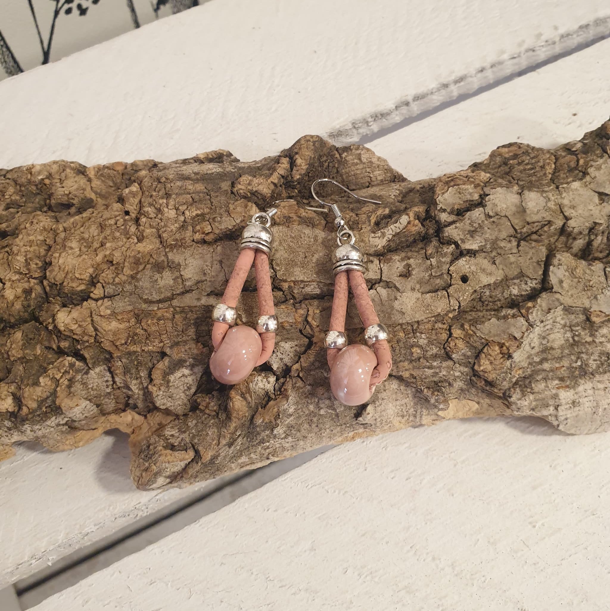 Boucles d'oreilles rose pastel - création artisanale - vue de dessus