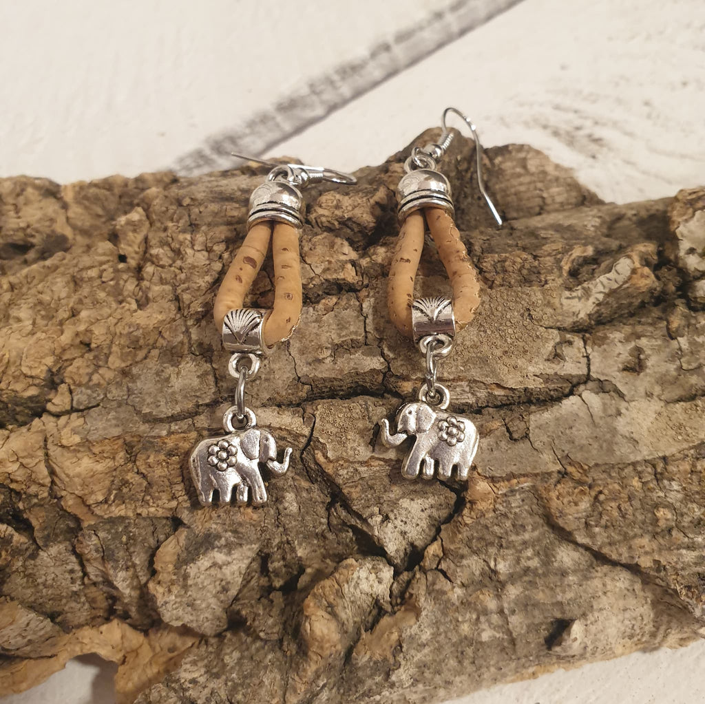 Détail des boucles d’oreilles en liège naturel avec éléphant