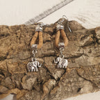 Détail des boucles d’oreilles en liège naturel avec éléphant