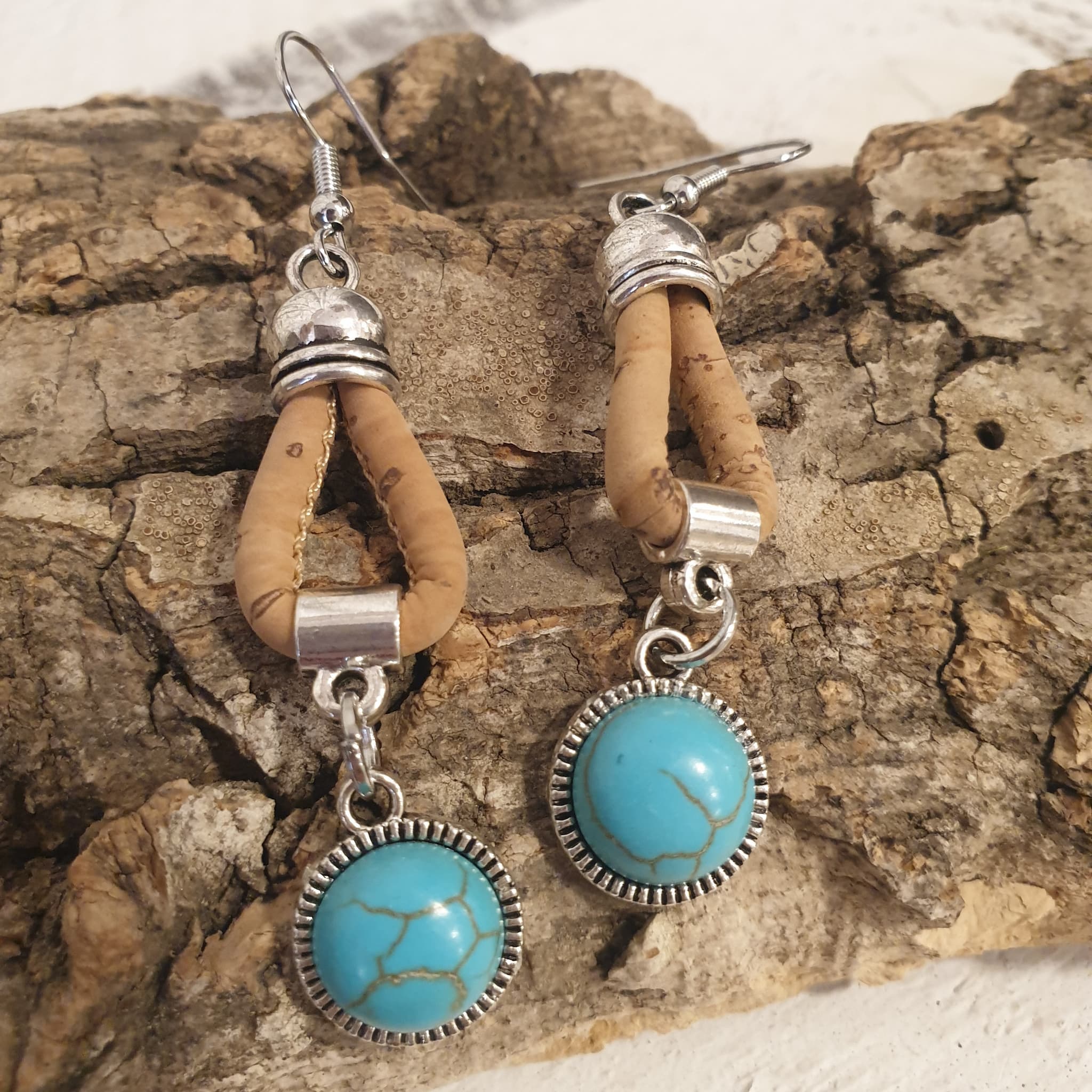 Détail des boucles d’oreilles en liège naturel avec breloque turquoise