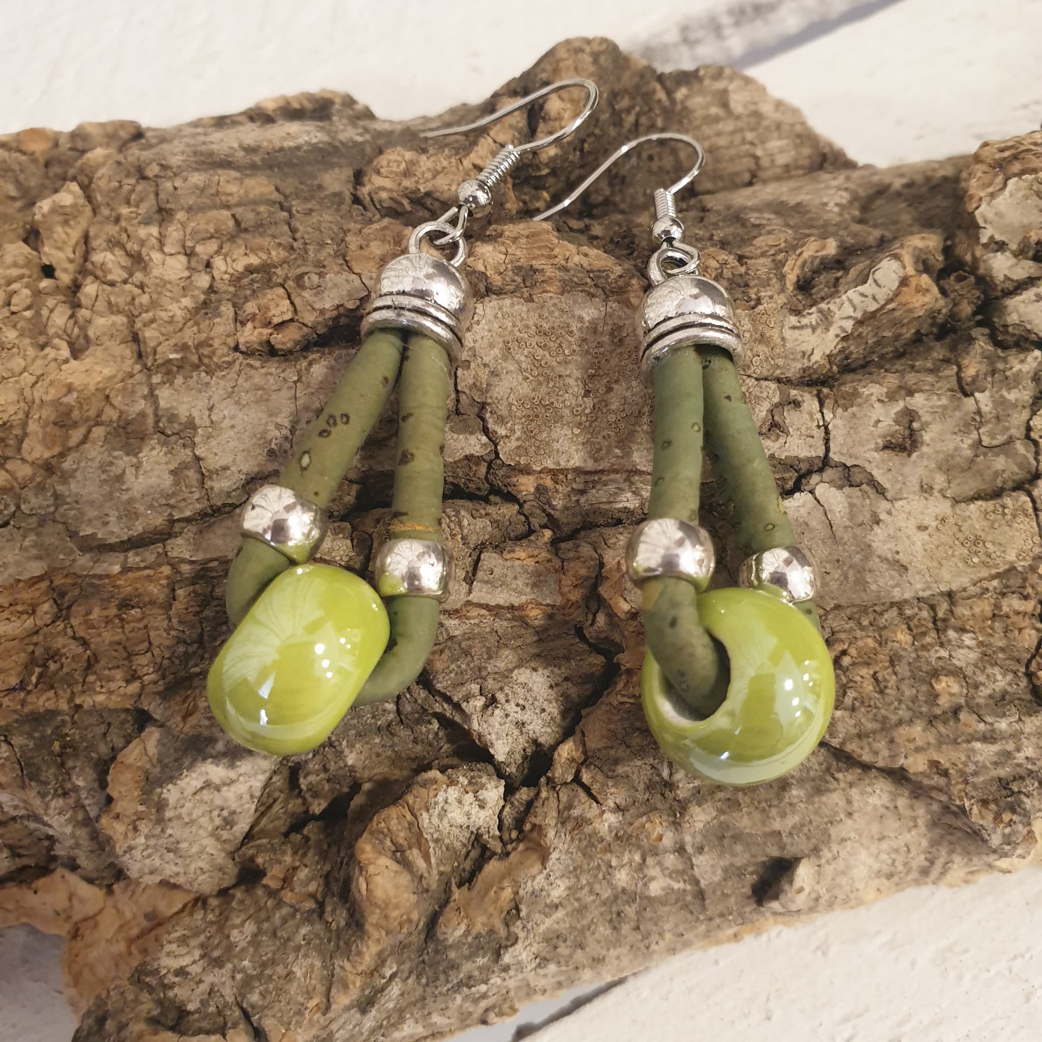 Zoom boucles d'oreilles liège et perles céramique verte 