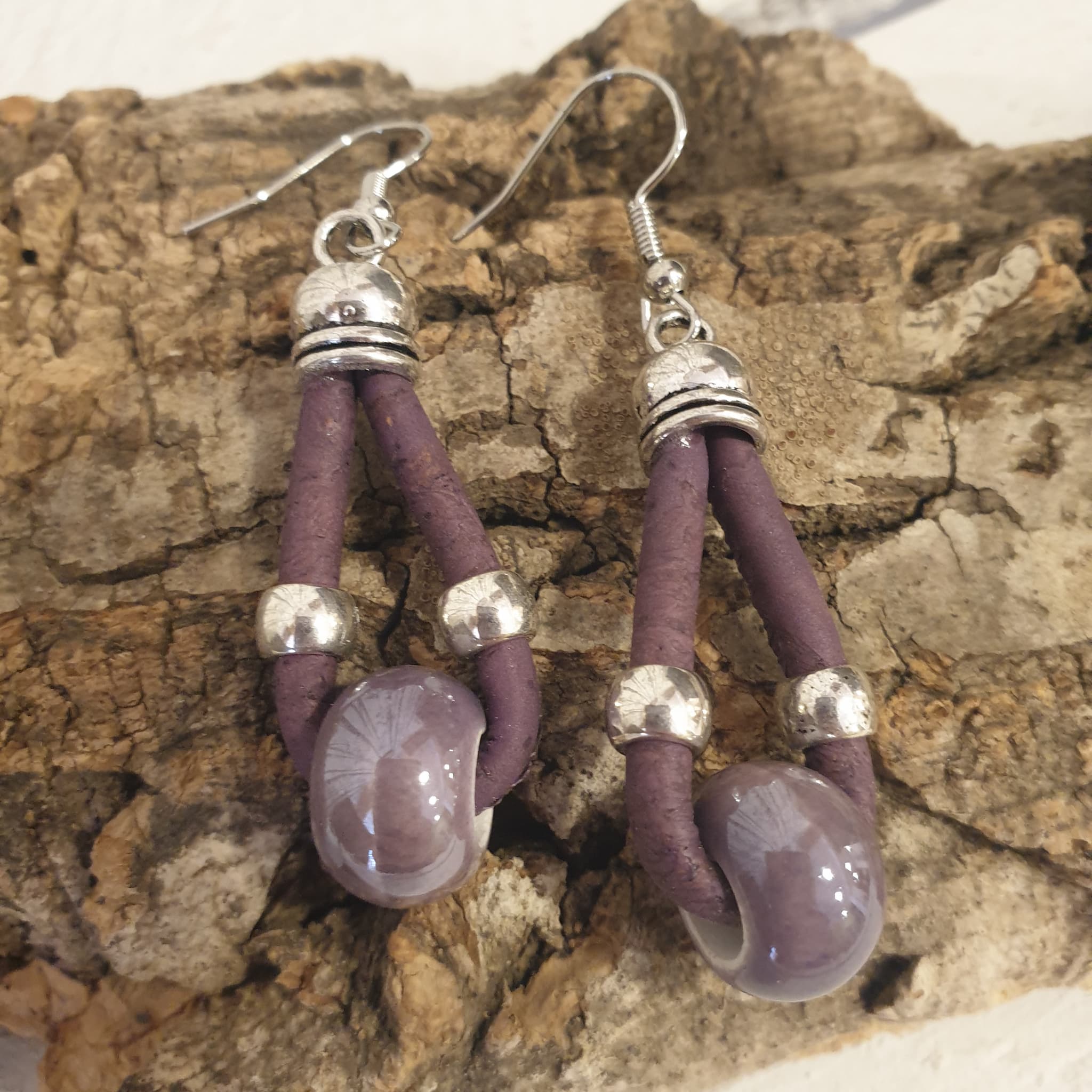 Zoom detail boucles d'oreilles violet perles céramique