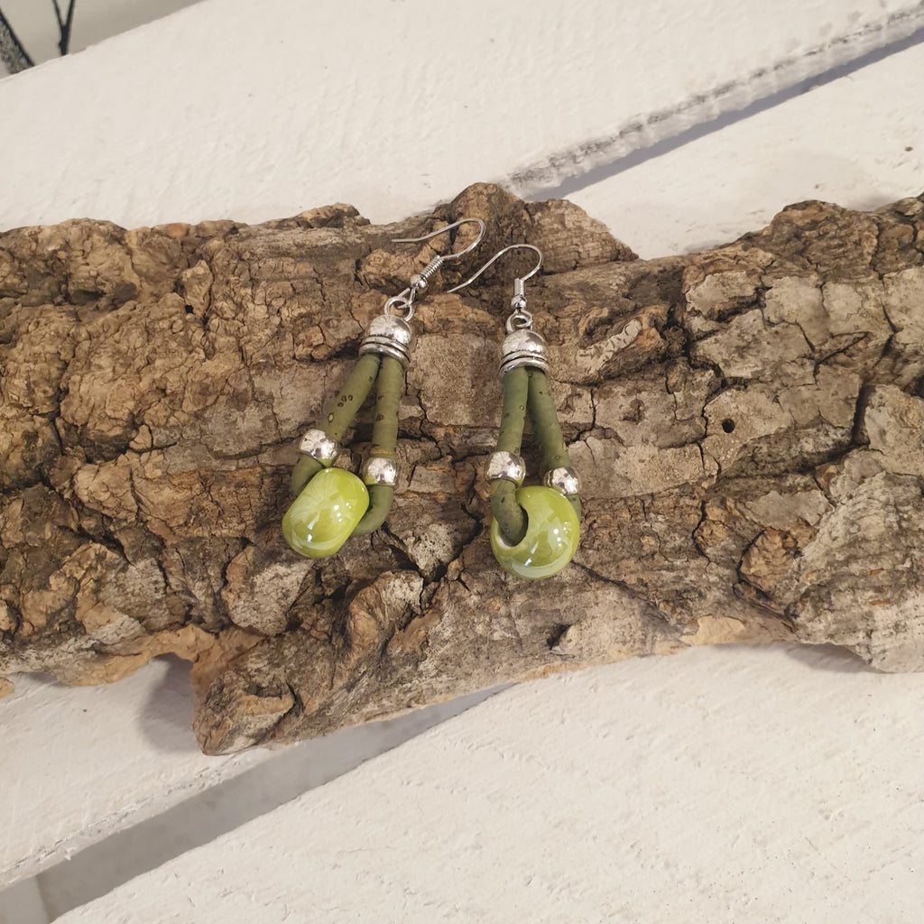 Boucles d'oreilles en liège et céramique verte - vue de dessus
