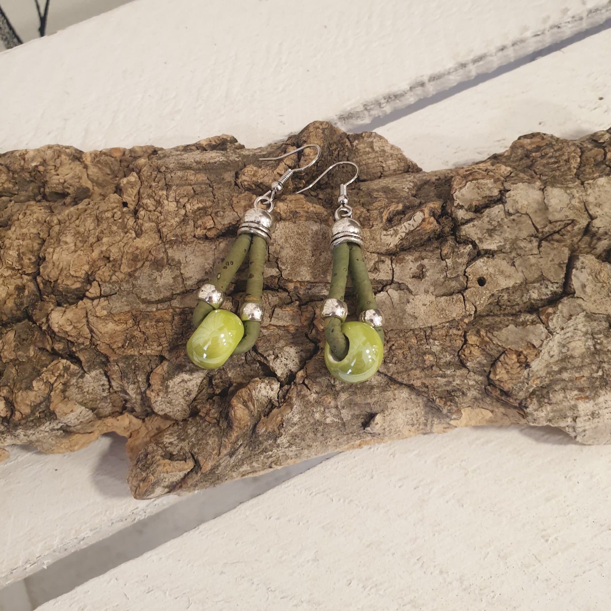 Boucles d'oreilles en liège et céramique verte - vue de dessus