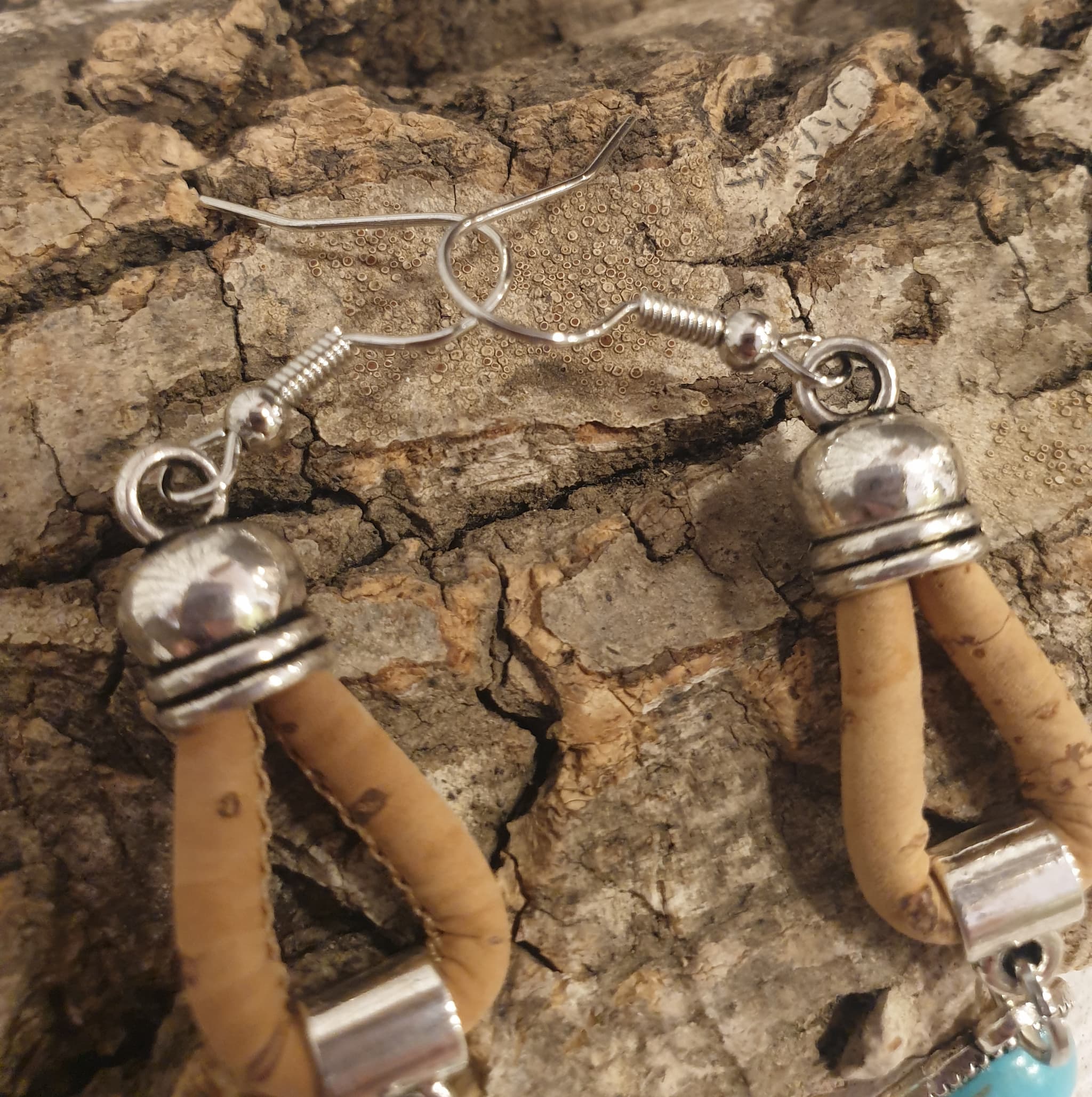 Zoom sur  accroche - boucles d’oreilles Turyana en liège 3 mm