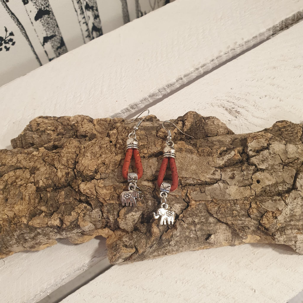 Boucles d’oreilles en liège rouge Éléphina avec breloque éléphant - idées cadeaux