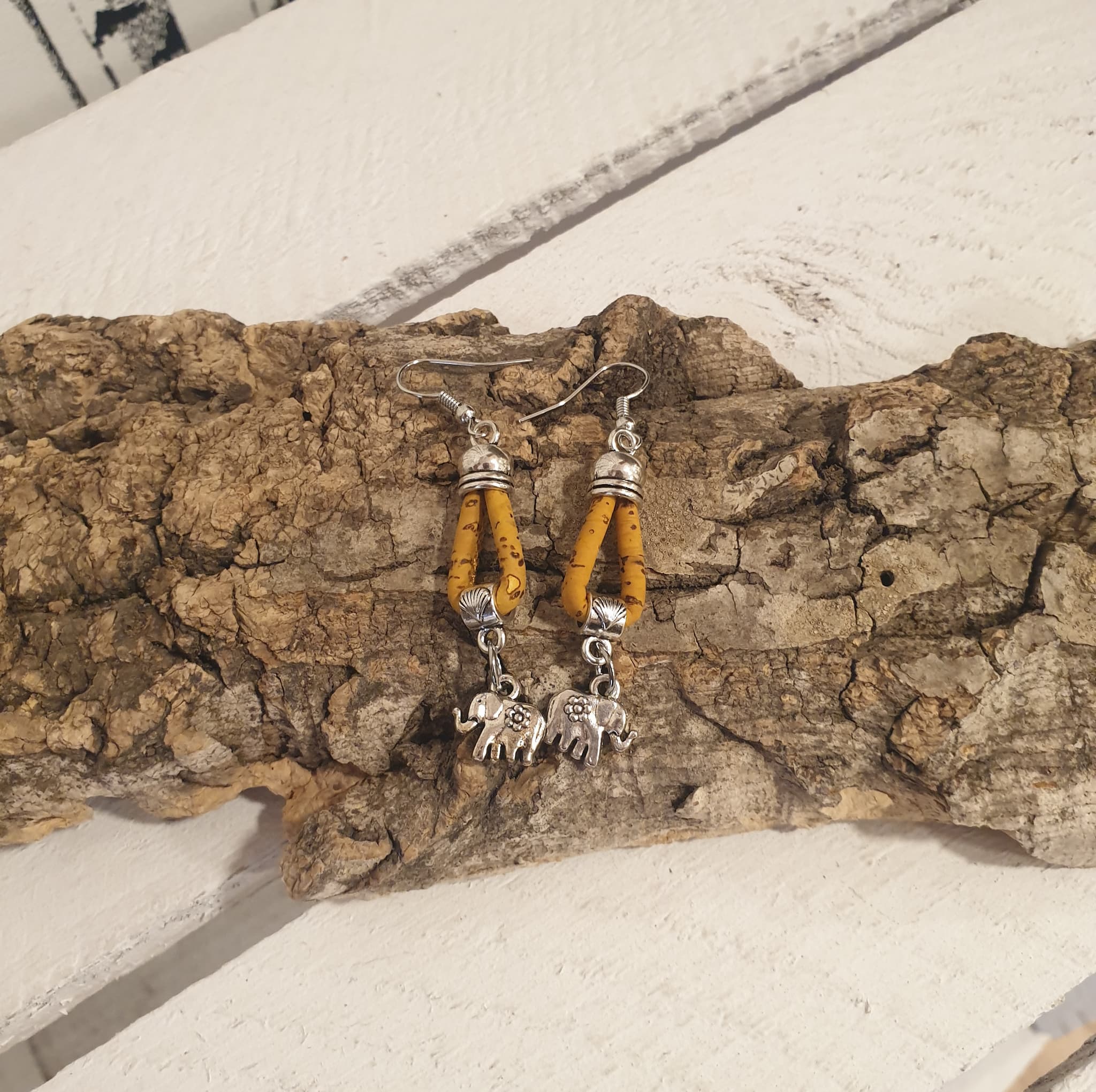 Boucles d’oreilles en liège jaune Éléphina avec breloque éléphant