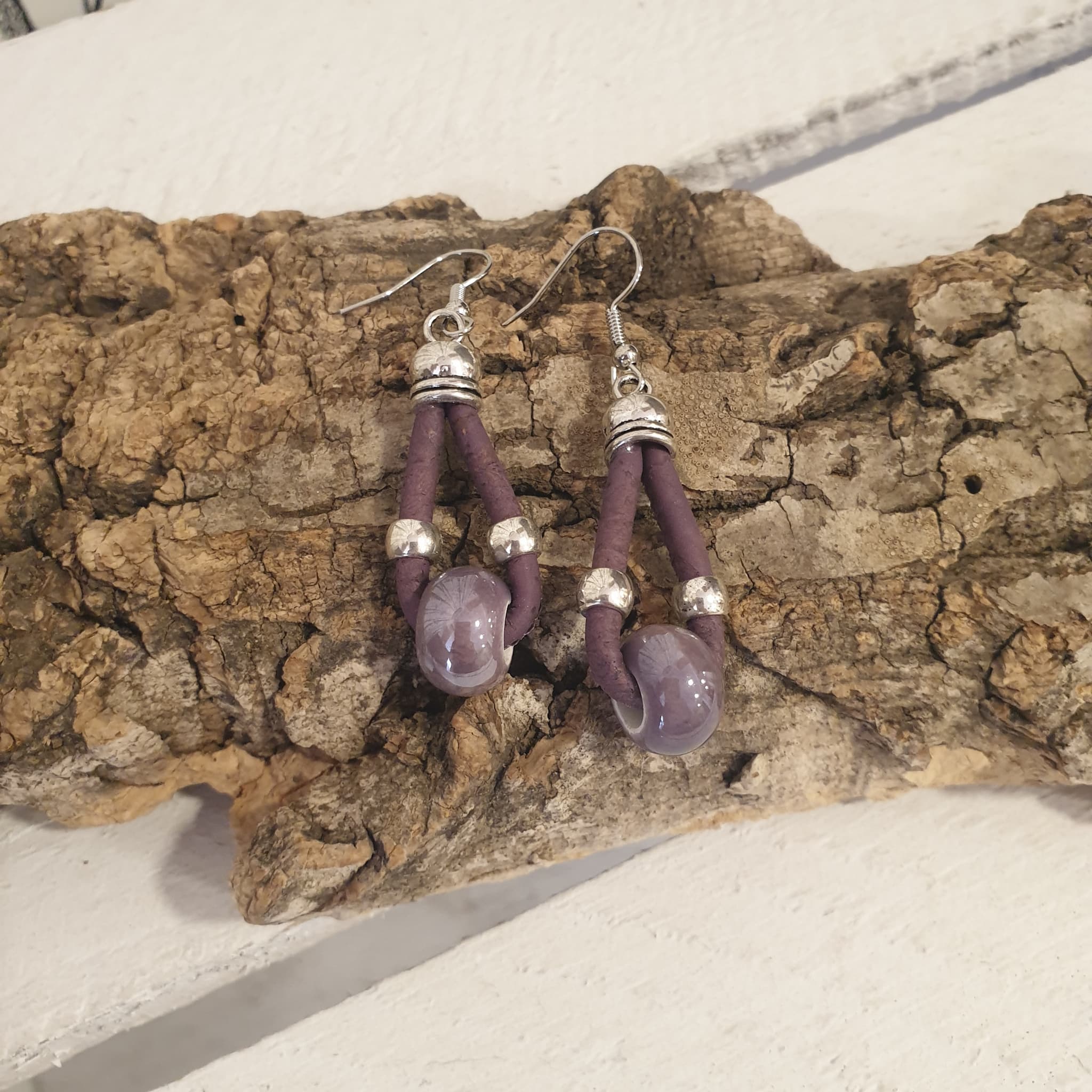 Boucles d'oreilles en liège violet - fait-main