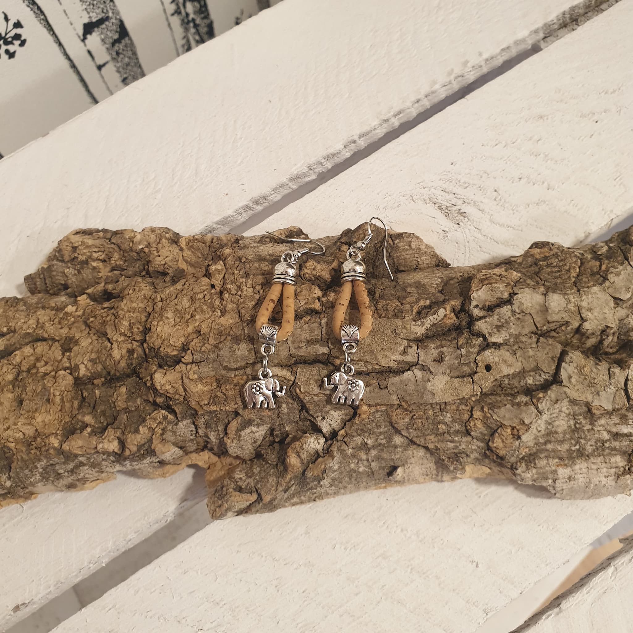 Boucles d’oreilles en liège naturel Éléphina avec breloque éléphant - artisanat