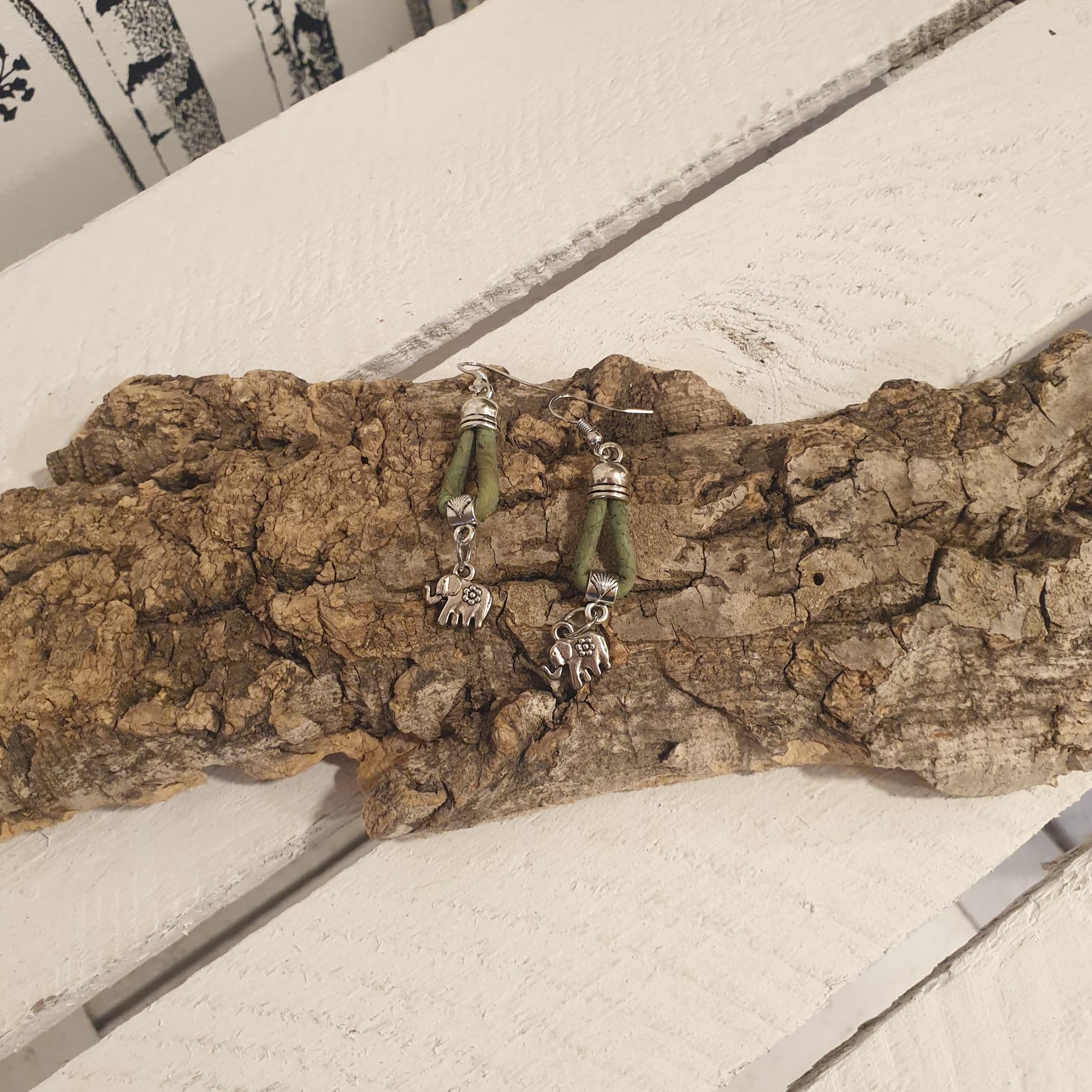 Boucles d’oreilles en liège vert Éléphina avec breloque éléphant