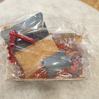 BOX DE NOEL CASSANDRA EN LIEGE AVEC SAC BANDOULIERE BLEU, PORTE-MONNAIE ASSORTI, PORTE-CLES ET MIROIR DE POCHE