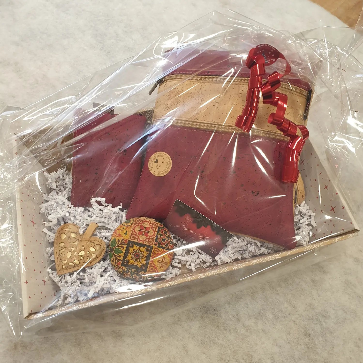 BOX DE NOEL CASSANDRA EN LIEGE AVEC SAC BANDOULIERE BORDEAUX, PORTE-MONNAIE ASSORTI, PORTE-CLES ET MIROIR DE POCHE