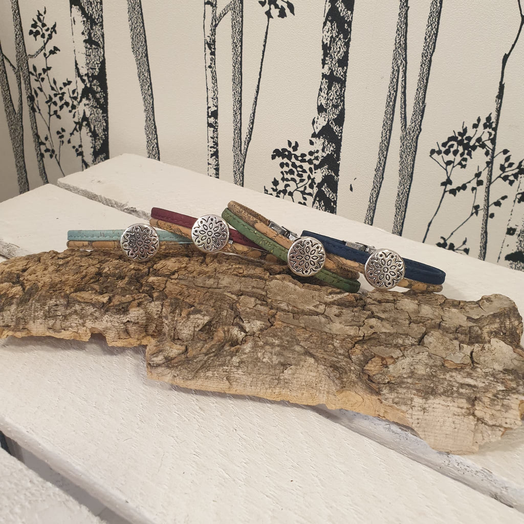 Bracelets fait-main avec breloque fleur - vue d'ensemble 