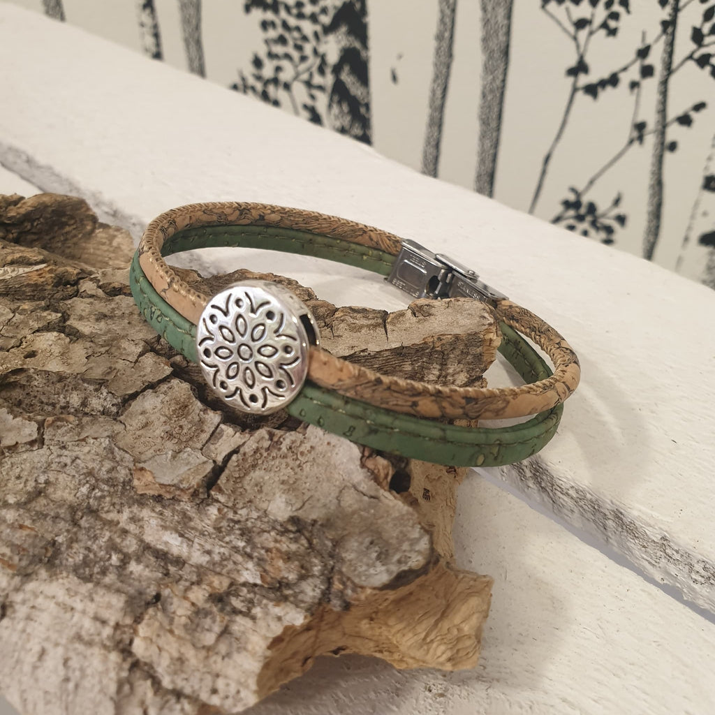Bracelet liège vert - zoom breloque fleur