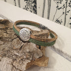 Bracelet liège vert - zoom breloque fleur