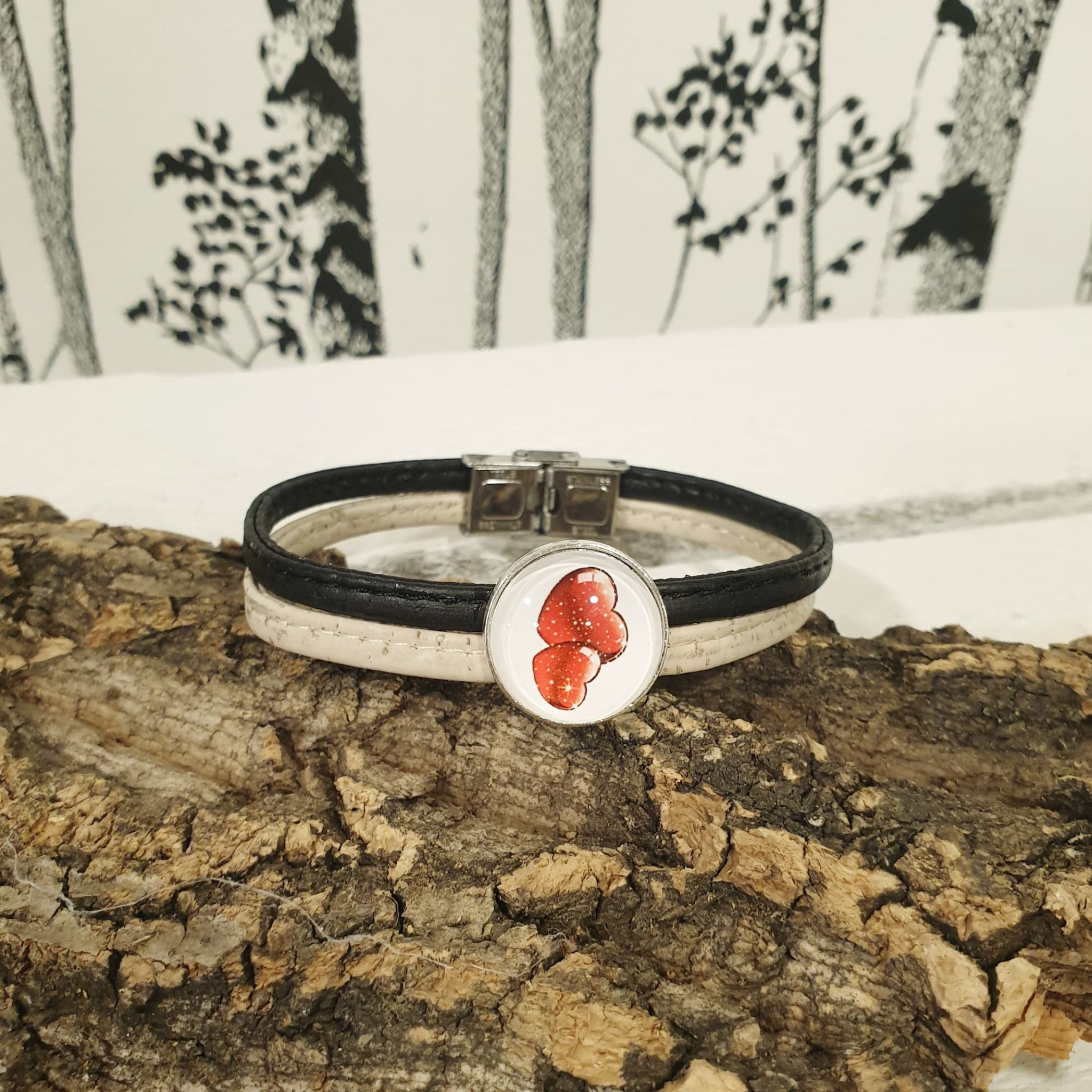 Bracelet noir et blanc avec deux coeurs