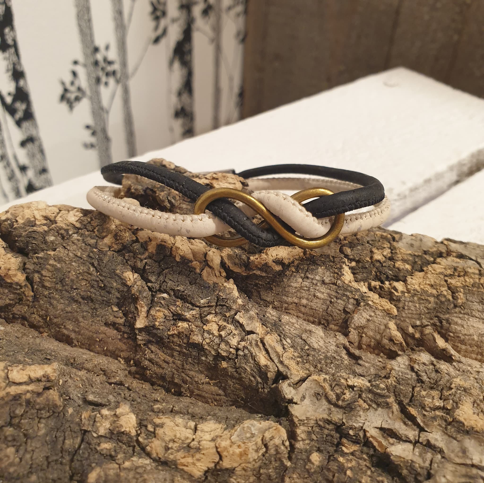 Braclet liège noir et blanc - breloque infini - vue de devant