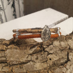 Zoom sur breloque feuille - bracelet liege orange - création haguenau