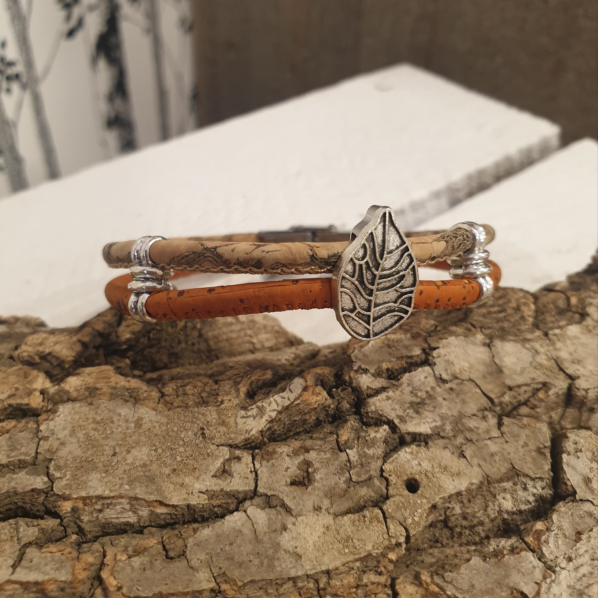 Zoom sur breloque feuille - bracelet liege orange - création haguenau