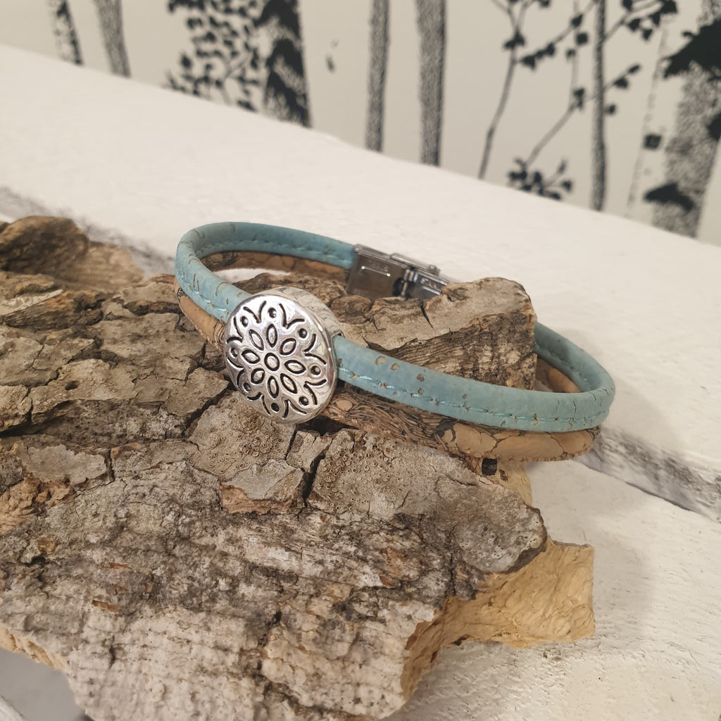 Bracelet bleu pastel et grain de café en liège - fait main - zoom sur breloque fleur